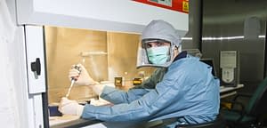 foto de homem uniformizado dentro do laboratório
