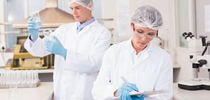 foto de pessoas trabalhando no laboratório