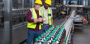 foto de homens trabalhando na industrial de bebidas